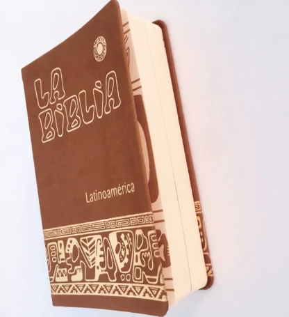 BIBLIA LATINOAMERICANA MEDIANA IMIT PIEL CAFE - Image 4